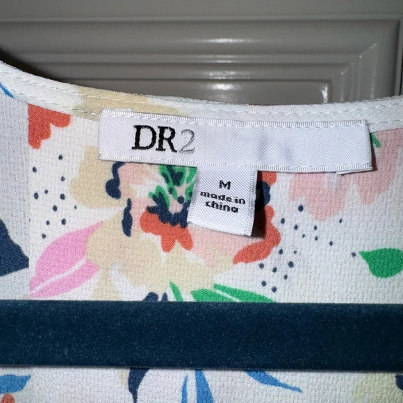 DR2 Daniel Rainn - cream  floral v-neck pleated front cap sleeves top, S… - Picture 3 of 7